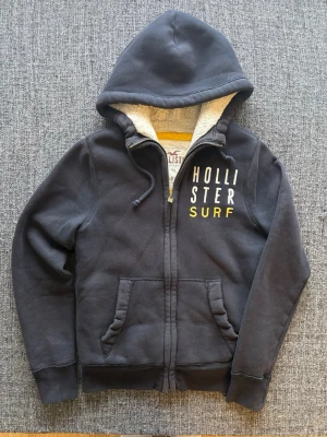 Hollister zip-fodrad  - Säljer en sällsynt och eftertraktad hollister zip tröjan skick 9/10 | st S | passar perfekt nu till våren | Obs jag kan gå ner i pris vid snabb affär, vid eventuella frågor hör av er 😊🙌 