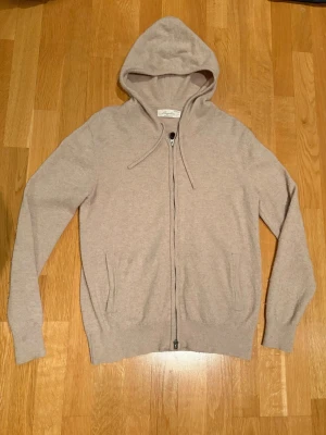 KHAKI KASHMIR ZIP HOODIE storlek XXS - Kashmir Zip-Hoodie.  Tillverkad av högkvalitativ kashmir.                       Köpt på Sayless.se