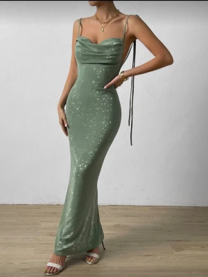 Slutsåld rygglös klänning - Ärmarna går att knyta på olika sätt 💗använt en gång, är helt slutsåld på hemsidan (nypris 190kr). Obs har sytt in midjan lite!