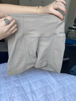 Beige sportshorts från aim’n - Beige sportshorts som är high weist men man kan även vika dom solning gjorde på bilden