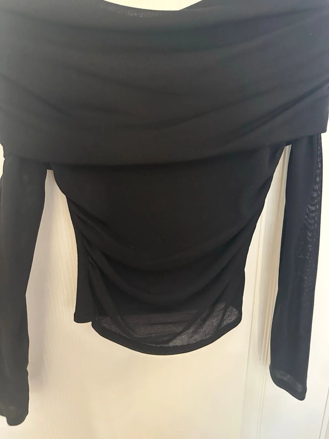 Svart offshoulder tight topp - 1
