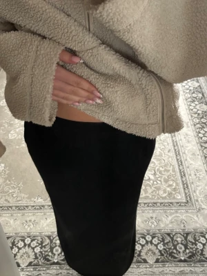 Svart långkjol i mjukt material - Säljer en lång klänning! Jag är 165 och den går hela vägen ner🌟