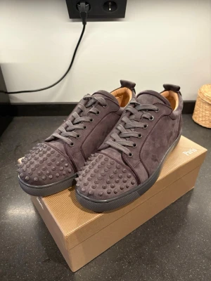 Christian Louboutin skor  - Dem är storlek 44 men passar mera 43 om du frågar mig, 42 med. Säljer dem pga att dem inte passade mig. Annars väldigt bra skick. Nya sulor i skorna 