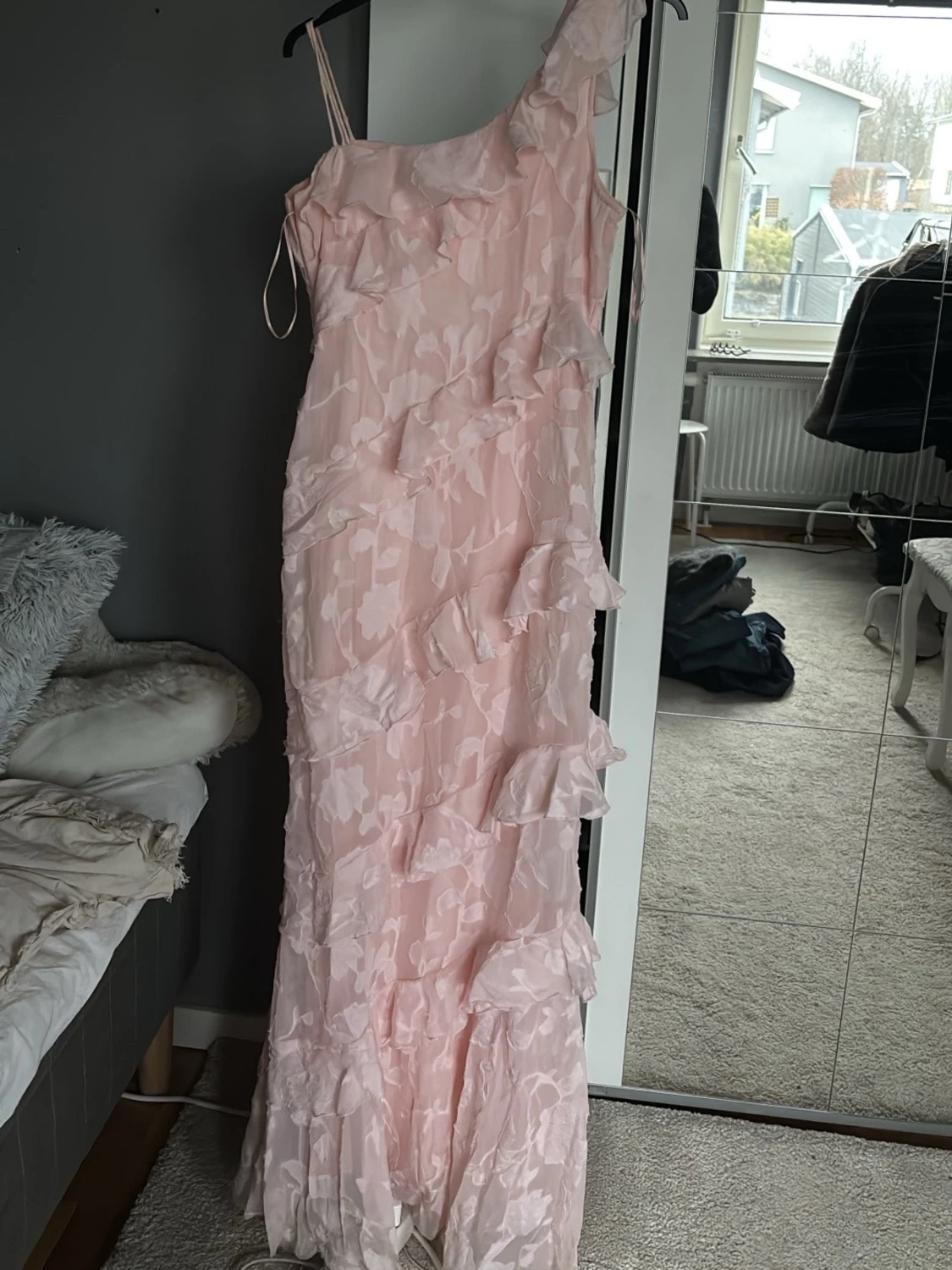 Ljusrosa asymmetrisk volangklänning