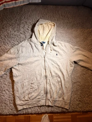 Ralph Lauren Hoodie - Snygg hoodie som säljes i större storlek. Annars är den i bra skick. Skicka meddelande vid frågor