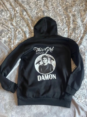 Hoodie - Svart hoodie med tryck från The Vampire Diaries. Materialet är tunt. Aldrig använd. Köpt på vinted så vet ej märke. Storleken uppskattas till xs/s. Kika gärna in mina andra annonser, om du hittar något mer du gillar kan vi diskutera ett bra paketpris💗Det finns just nu möjlighet till fri frakt så passa på!!!