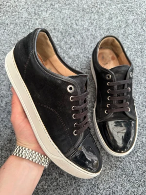 Lanvin uk8 svart - Hej! Säljer dessa sjukt feta lanvins! Perfekta skor för våren och sommaren! Size uk8 som motsvarar 42-43! Skick 7/10 som bilderna. Om du vill ha fler bilder eller något så är de bara att höra av sig!nypris 5000kr!  Box ingår! 🤩