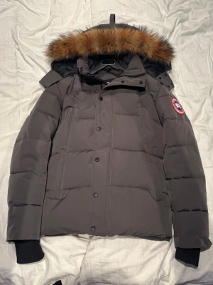 Canada goose jacka - Storlek S men skulle säga att den passar M också då min vän testat den o han har M, inga fläckar på den eller hål den är nytt skick
