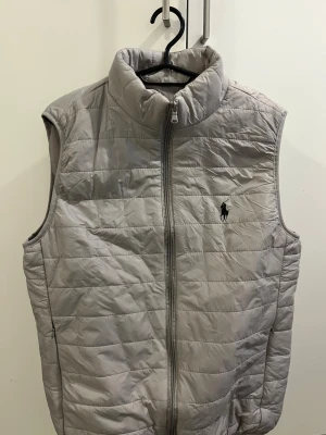 Raulph lauren väst - Säljer en helt ny väst som är i färgen grå, jätte bra till våren och sommaren eller som en finhet inomhus 