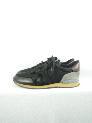 Valentino rockrunners  - VALENTINO ROCKRUNNER  Storlek : 43  Passform : Normal  Användning : Skorna är i ett fint skick, lite slitet på mockan på något ställe, sizen & code faded som vanligt på använda rockrunners men 43 syns svagt   Nypris : Cirka 6000SEK