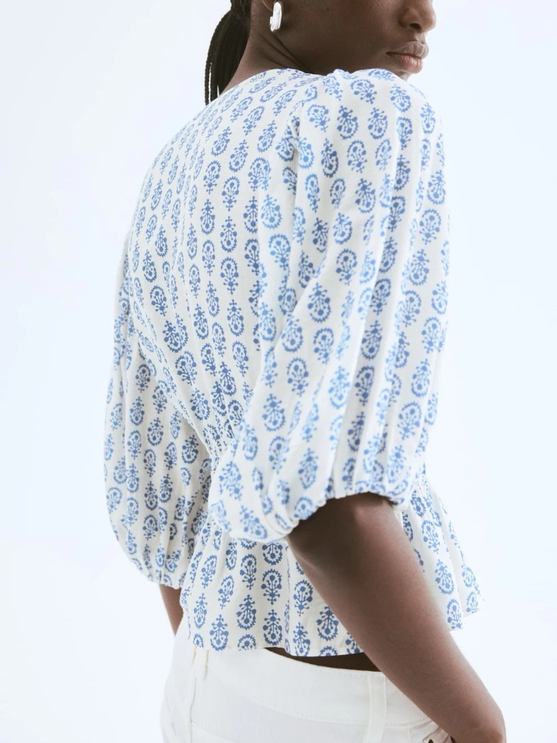 Vit blus med blått mönster - 1