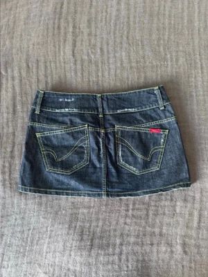 Mörkblå lågmidjad jeanskjol  - Sjukt snygg och eftertraktad lågmidjad jeanskjol från Only. Perfekt till sommaren och sitter jätte skönt, dock är den för liten nu och därför säljer jag. Skriv för mått!! 