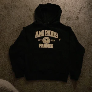 AMI Paris hoodie - Säljer en svart hoodie från AMI Paris med texten 'AMI PARIS FRANCE' . Hoodien har en så kallad Clean Look med simpel design och bra kvalite.