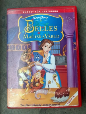 Belles magiska värld dvd - DVD-film med tre förtrollande sagoäventyr.  Textning: Svenska, Finska, Engelska, Isländska, Polska, Ungerska.  Finns på språk: Svenska, Finska, Engelska   OBS!! skivorna är begagnade så det kan förekomma repor/hairlines på skivorna, men då jag kollar igenom alla filmer jag säljer garanterar jag att alla funkar felfritt om inget annat står! :)