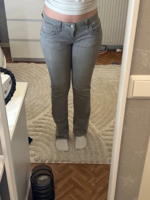 LTB Valerie low boot cut - Jättefina LTB jeans. Lågmidjade och boot cut. Jag köpte dem på vinted helt nya och jag har bara änvänt dem en gång. Så dem är i väldigt bra skick. Dem sitter bra och skönt. Skönt material🩷 Skriv för frågar eller mer bilder🩷