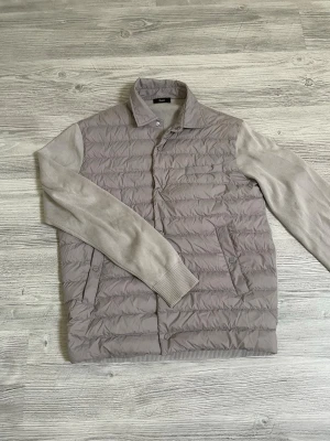 Herno cardigan  - Tja säljer nu denna feta gråa cardigan i storlek L ifrån Herno för endast 999kr! Riktigt stilig och unik, skriv i dm vid funderingar! Priset är ej hugget i sten!🙌