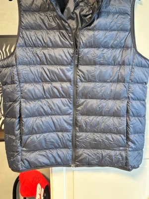 Mörkblå Väst - Snygg marinblå väst från Uniqlo. Dunderfet till sommaren            Den ör för stor för mig tyvärr, men om du har några frågor så är det bara till p skriva