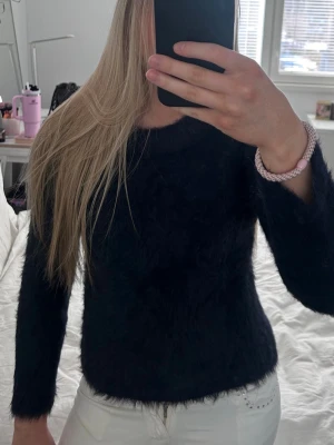 Fluffig stickad tröja - Mörkblå fluffig tröja i storlek 146/152, motsvarar ungefär XS. I gott skick🥰