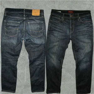 Vintage Jack&Jones jeans - Sjukt snygga Jack&Jones Jeans med fades. Mått: midja40cm längd 98cm fotvidd 17cm. Storlek 30/30. Smått sliten i grenen men inga hål. Modellen är 183cm. Skriv vid funderingar💬