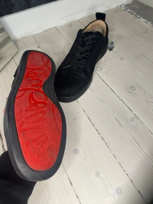 Christian Louboutin  - Ett par riktigt snygga Christian Louboutin skor som har små tecken på användning och är i mycket bra skick. Skriv gärna vid minsta intresse. Storlek 42