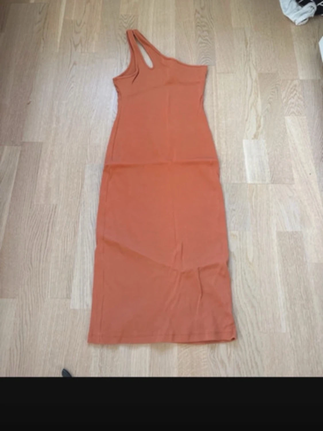Orange oneshoulder ribbad klänning - 2