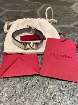 Valentino armband  - Hej, säljer nu detta  svin snygga Valentino armband. grymt skick! Kort och dustbag medföljer. Hör av dig vid frågor.