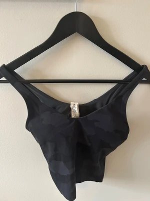 Lululemon Align tank - Säljer denna träningstoppen från lululemon då den har blivit för liten. Den är i nyskick 💞💞