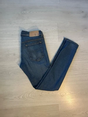 Tiger of Sweden 32/32 - Ett par riktigt fräscha blåa jeans från Tiger of Sweden. Jeansen är utan defekter och dem passar till det absolut mesta. Skriv vid frågor eller om du vill ha fler bilder! Kolla gärna in min profil för fler jeans och kläder😄