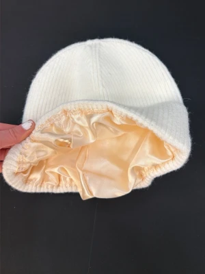 Vit satinmössa   - Snygg vit  mössa med insytt satin från ett uf företag💕🔥 endast testad! 