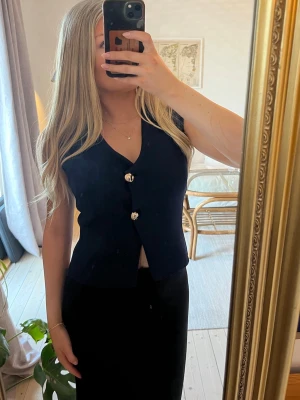 Mörkblå topp från Zara - Mörkblå topp som knäpps fram med guldknappar, aldrig använd med prislapp kvar