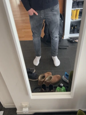 Mörkgråa jeans från Dondup - Säljer ett par gråa slim fit jeans från Dondup med snyggt tvättad look och klassiska fem fickor. Jeansen har normal midja och smal passform hela vägen ner. Skriv om minsta fundering eller fler bilder. Kan gå ner i pris under en snabb affär! 