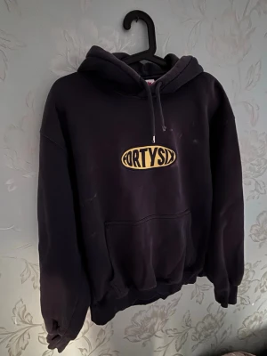 Blå District 46 hoodie - Jättesnygg hoodie från district 46, dock används den knappt längre. Köpt begagnat i 2024 och har med åren samlat på sig några fläckar💙