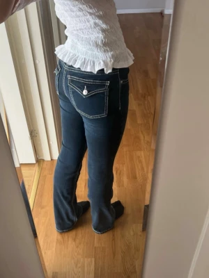 Mörkblåa jeans - Säljer dessa snygga blåa jeans från Ginatricot!! Sparsamt använda, storlek S!