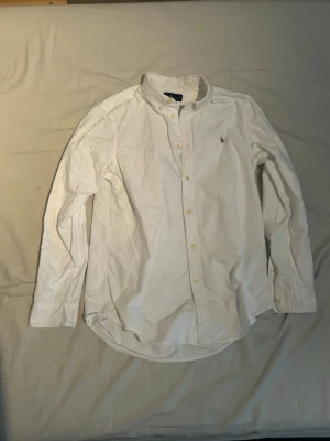 Vit Ralph lauren skjorta  - Fin skjorta i bra skick lite liten i storlek så passar också S