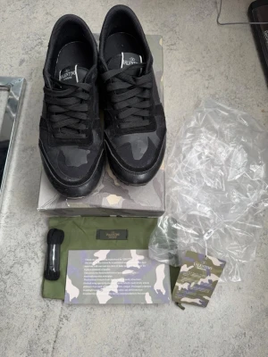 Valentino rockrunners  - Säljer dessa asfeta valentino rockrunners för ett super pris. Dessa är asbra att ha nu när våren börjar komma och man kan ha dom på sig till allt. Är alltid öppen till prisförslag!!! Säg till om ni har funderingar!