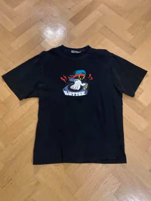 Svart t-shirt med tryck från Butter - Svart t-shirt från Butter med tryck där fram