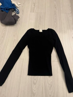 Svart ribbad topp från H&M - svart topp från hm, snygg och i bra skick ❤️