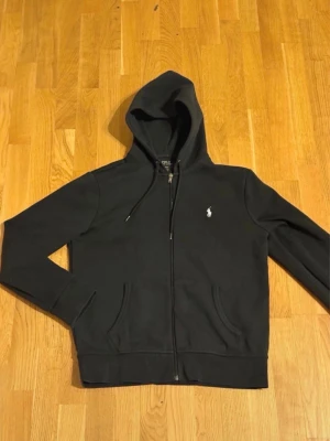 Ralph lauren zip hoodie (Äkta) - Skick: 9/10 Inga skador/defekter. KVITTO INGÅR!