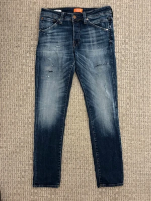 Denim blåa slim fit jeans Jack & Jones - Tja! Säljer dessa riktigt snygga slim jeans med slitningar ifrån Jack & Jones | W31 L32 | Jag på bilden är 183! | Hör av er vid minsta lilla fundering🙌