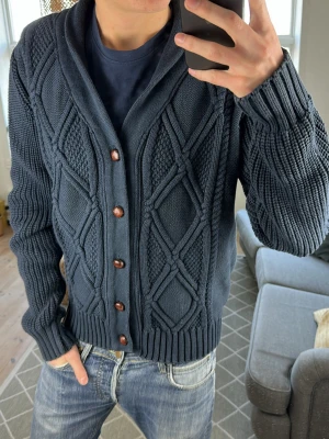 Cardigan stickad mörkblå  - Stilren och skön cardigan! Mått: A:58 B:47 C:42 D:68 (cm) Skriv vid fundering! 😇