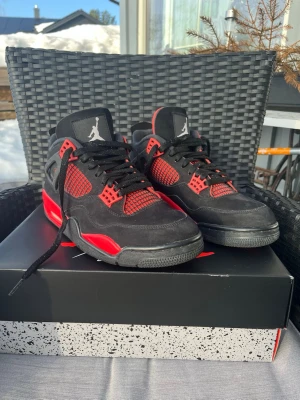 Air Jordan 4 Retro Red Thunder - Säljer ett par Air Jordan 4 Retro red thunder. Används 2 gånger