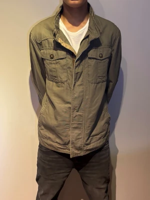 Massimo dutti fieldjacket - En väldigt snygg Massimo dutti fieldjacket. Perfekt nu när solen kommer fram och när du vill se snygg ut😍. Denna är i storlek L men passar även M. 🚨 Vid frågor kontakta mig