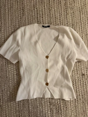 Vit topp Gina tricot - Vit stickad topp från Gina! I xs.