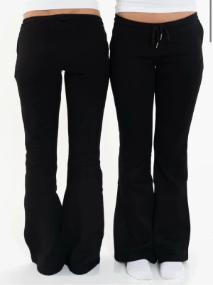 Svarta bootcut mjukisbyxor från nitted  - Säljer ett par svarta mjukisbyxor med bootcut passform. Byxorna har en enkel design utan synliga loggor och är tillverkade i ett mjukt material som passar perfekt för chill dagar. De har raka ben med lätt utsvängning och resår i midjan. Köptes på plick i nyskick och säljer då de var för små för mig, originalpris 400❣️