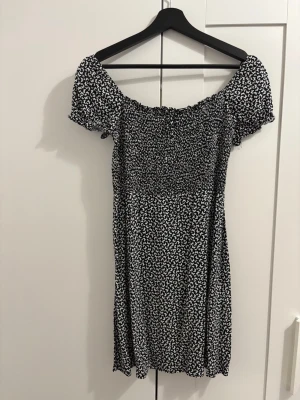 Offshoulder klänning - Super söt klänning från New Yorker. Klänningen har ett fjärilsmönster och kan både sitta offshoulder men även som vanligt. Klänningen har även en rosett framtill. Kan sänka priset vid snabb affär❤️ Skriv gärna innan ni köper!