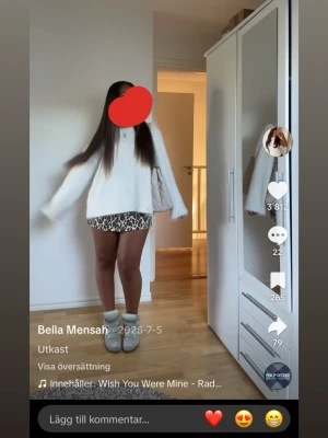 Vit fluffig stickad tröja - Säljer en snygg tröja från Pernilla Wahlgrens märke, ‼️min är i strl m så den är ej så oversize‼️