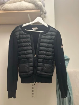 moncler cardigan  - säljer min fina moncler cardigan i strl 2. köptes för ca ett år sen här på plick för 5000 kr, och den är sparsamt använd och mycket fint skick. både qr kod och infustries lappen visar att jackan är äkta, kom privat för fler frågor ❣️perfekt till våren! 