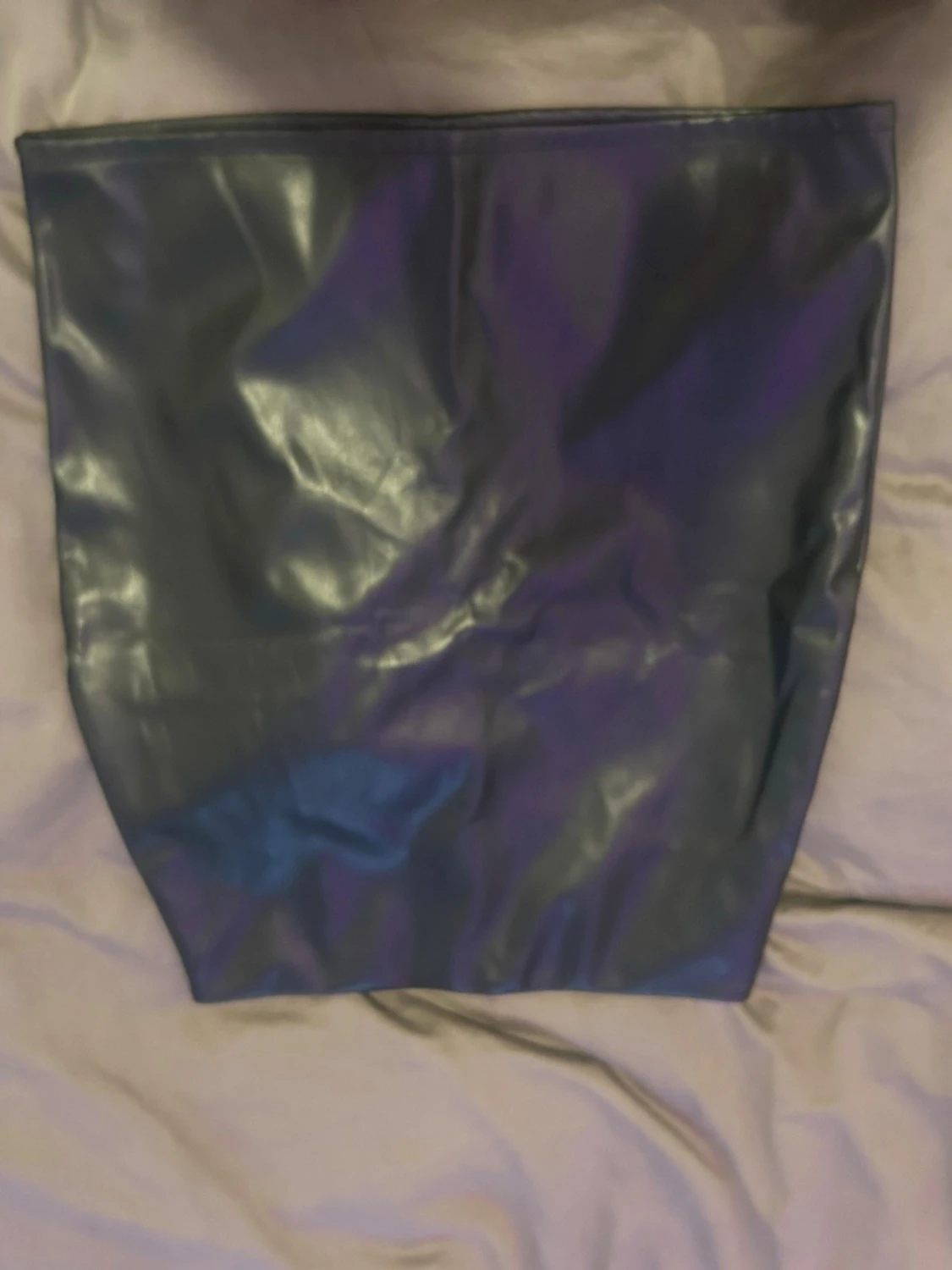 Svart tjol i fejkläder