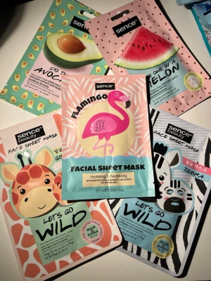 Sence Beauty ansiktsmasker mix - Flera ansiktsmasker från Sence Beauty med olika teman som flamingo, avokado, vattenmelon, giraff och zebra. Maskerna är i färgglada förpackningar och innehåller återfuktande och revitaliserande ingredienser. Perfekt för dig som vill boosta din hudvårdsrutin med roliga sheet masks.