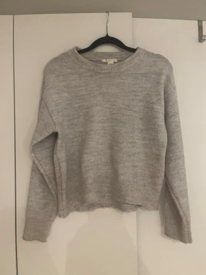 Ljusgrå stickad tröja - Mysig ljusgrå stickad tröja, knappt använd ❣️